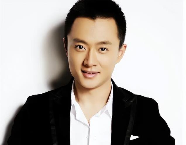 《驻站》发现一张熟脸,二十年前他是娱乐圈的顶流,只是差点运气