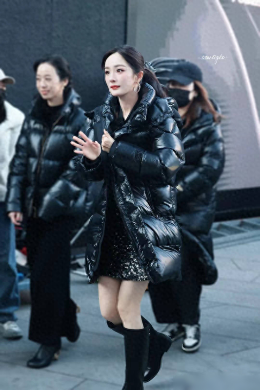 杨幂太拼了,在零度的北京光腿穿黑金羽绒服,生图又美又嫩像20岁