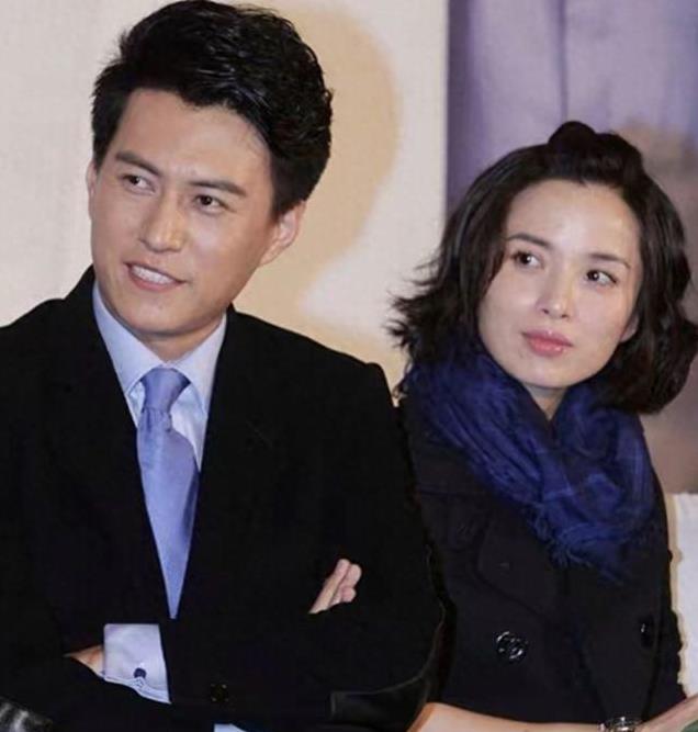 靳东带妻儿度假，10岁哥哥已经高出妈妈肩膀，母子三人同款大长腿