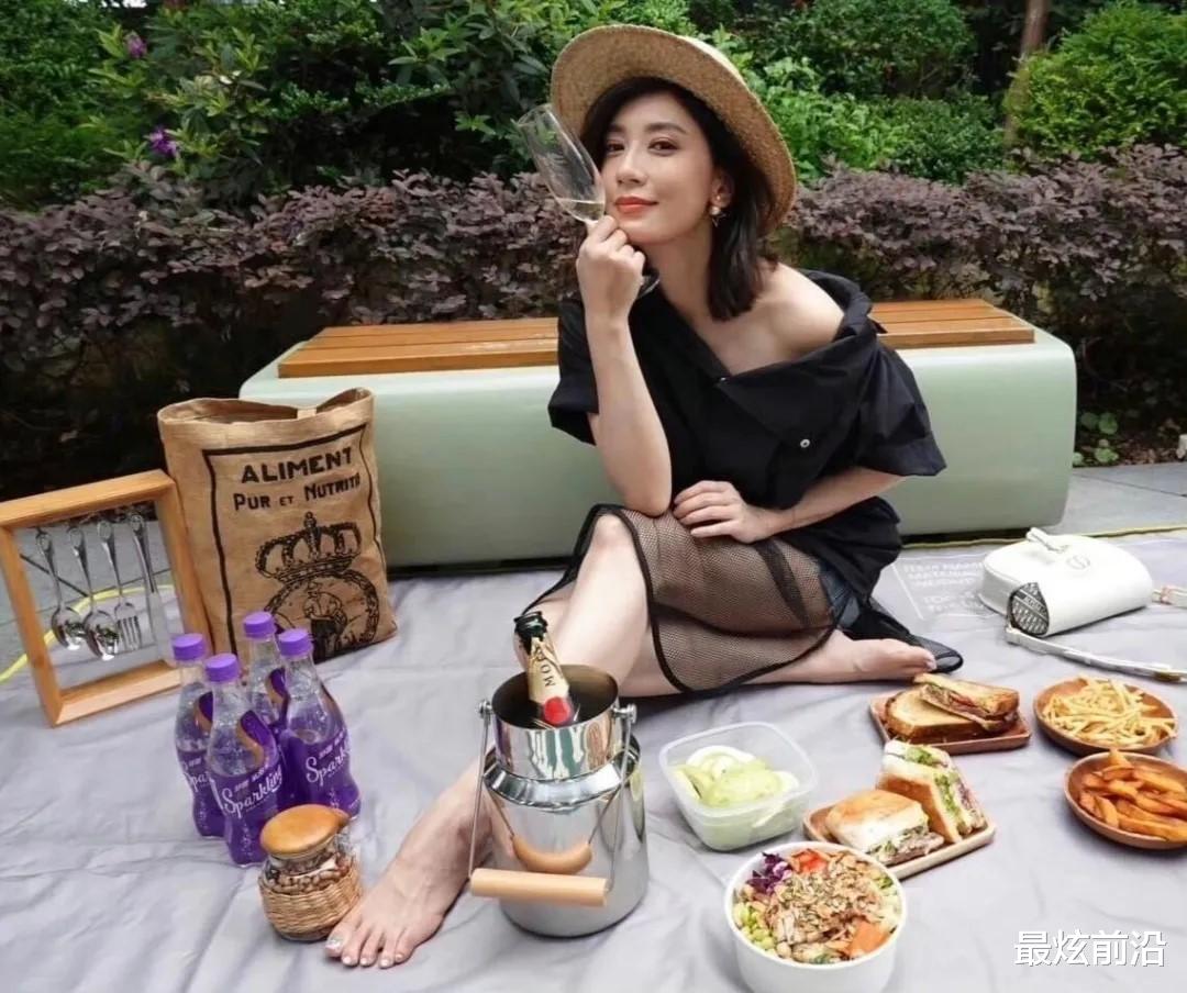 贾静雯和老公在国外被偶遇，她穿搭时髦又减龄，51岁美如21岁