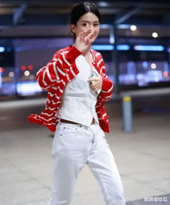 乔欣嫁豪门后走机场,穿“奶奶衫”仍甜似少女,爱情的力量真神奇!