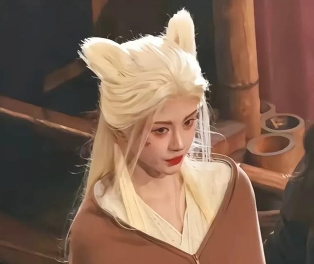 白发狐狸造型大放异彩！网友期待后续报道高涨