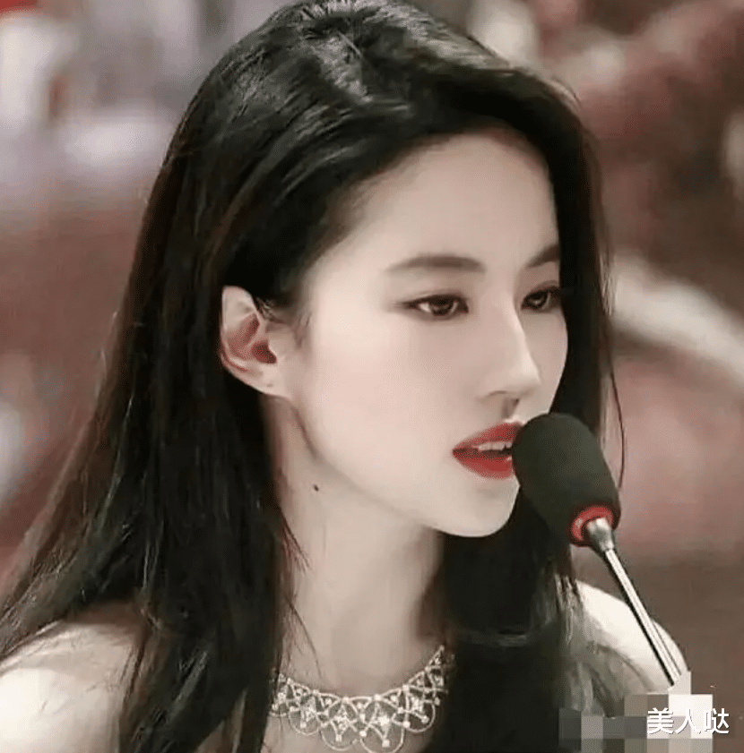 刘亦菲终于换发型,“狼尾短发”配西装又攻又仙,女人看了都心动