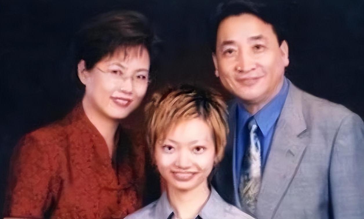 姜珊:被父亲姜昆掐断明星梦,因一段相声被内涵,如今44岁仍未嫁