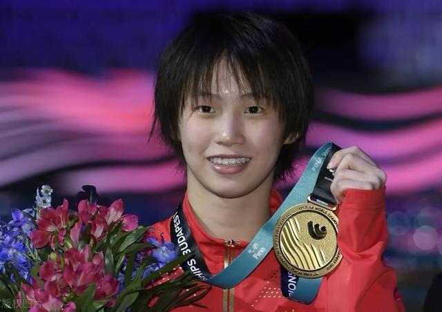 陳芋汐|多才多藝的陳芋汐，主持跨年晚會好漂亮的服飾