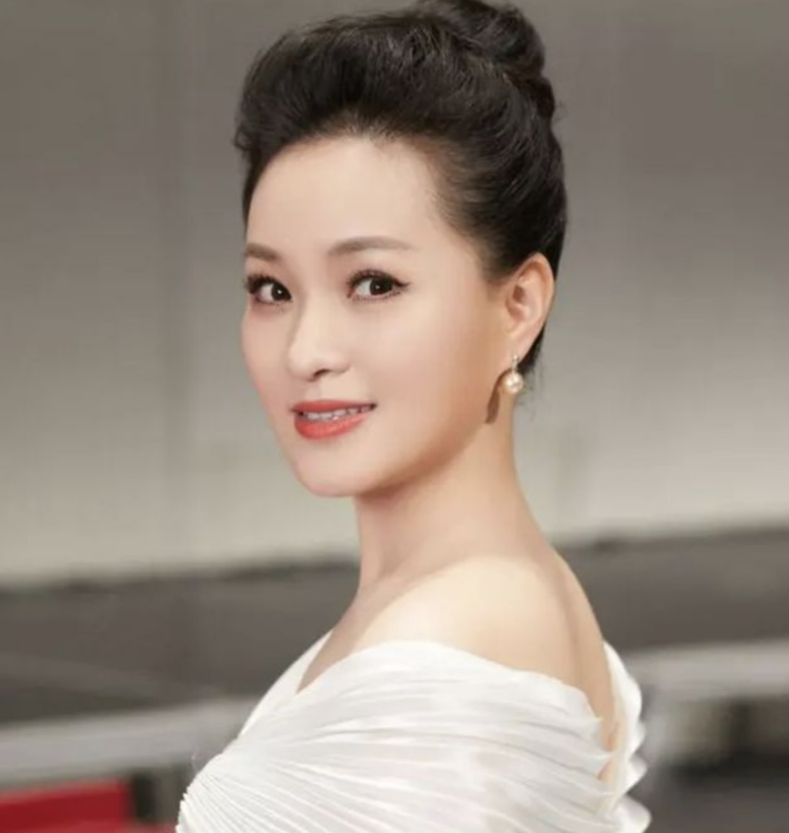 她是第一位博士级歌唱家,天生丽质歌声嘹亮,丈夫的身份也不一般
