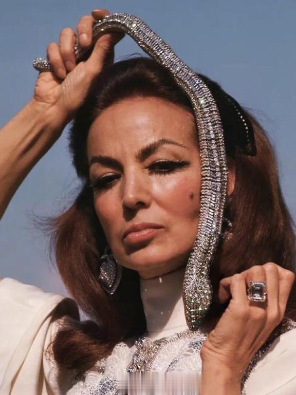 59岁巩俐登W中文版封面!网友感叹:这3亿的蛇形项链也就她敢戴!