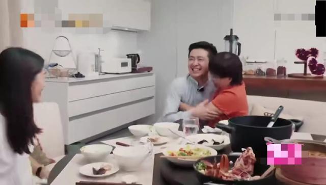 50岁的林志颖和46岁的弟弟，弟弟比哥哥帅，哥哥已经“姨化”了