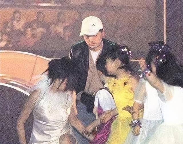 48岁赵薇近况：面容苍老身材臃肿，被强制执行8000余元成老赖