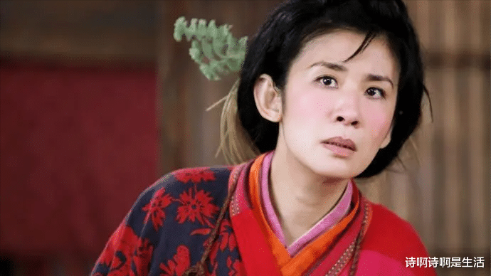 靠导演男友给饭吃？再看59岁吴君如的处境，海清的话终于得到验证