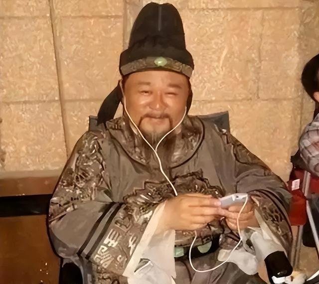 演员片场不拍戏的时候干啥?第一张忍住了,张铁林让人笑到肚子疼