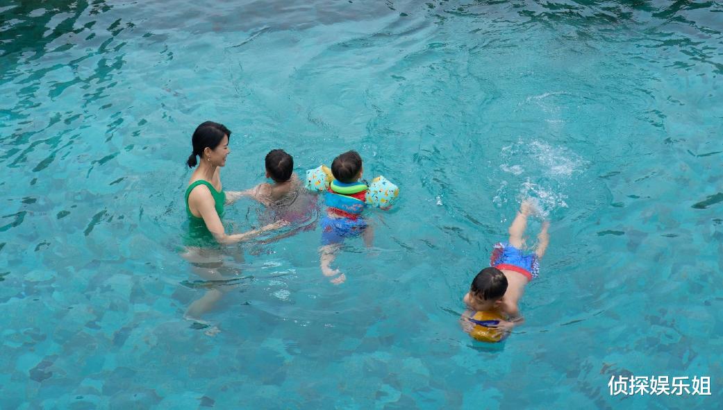 44岁胡杏儿穿泳装与三个儿子玩水,辣妈身材火辣养眼,萌宝晒超黑