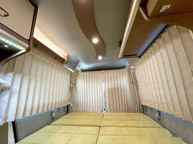 日产NV100微型面包露营车，排量小仅0.66升，座椅上面配折叠床