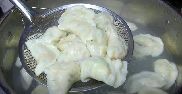 秋天到了多吃这馅饺子,教你调馅方法,鲜嫩营养不油腻,太香了