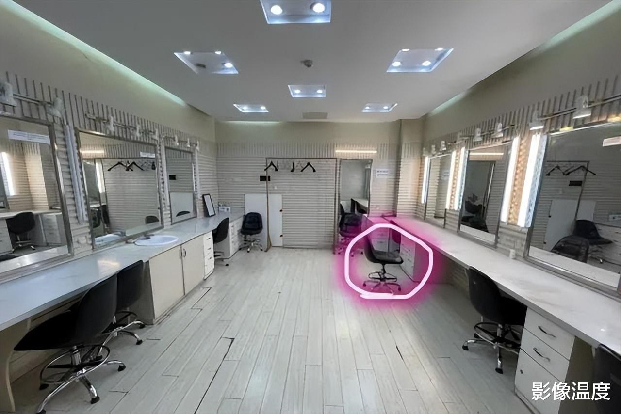 太罕见！央视60岁朱军兰州现身：脸面浮肿发黑太苍老，黄河边唱歌引发疯狂围观