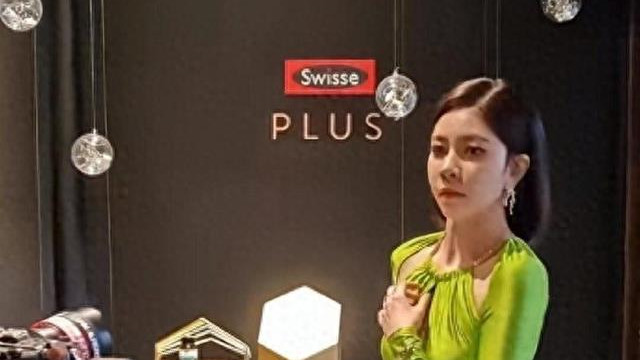 宋妍霏不够大方啊，都穿了，又没有开口很大，有啥好遮遮掩掩的。