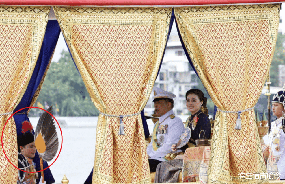 72岁泰王给玉佛换衣体力不支，苏提达全程陪伴，不惧两位后宫新人