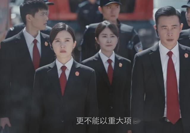 当“歪瓜脸”混进《执行法官》,撞上天然脸演员,简直是降维打击