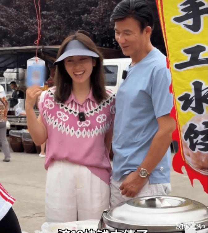 65岁李子雄和42岁娇妻雅琦赶大集，李子雄硬朗无比，雅琦素颜美极了