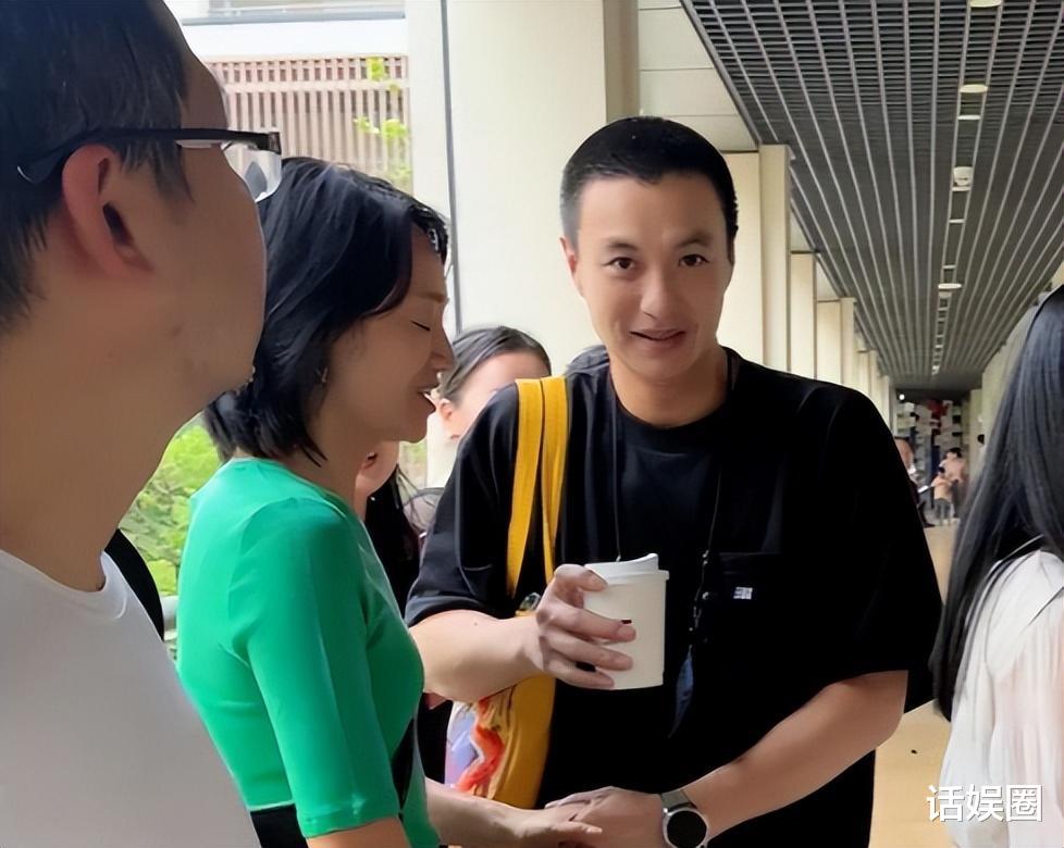 朱丹周一围带女儿面试小学!夫妻全程手拉手,选普通公办好接地气