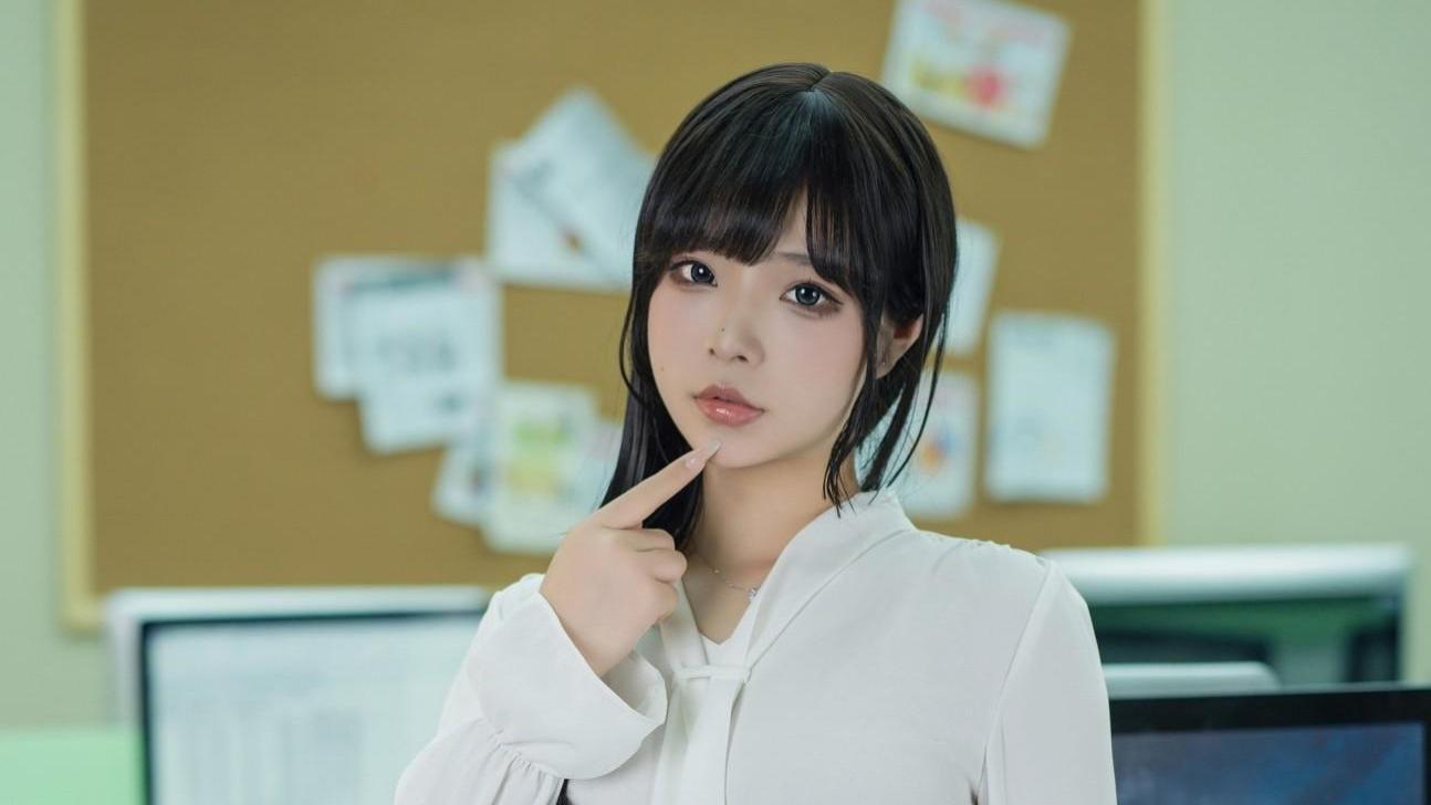 美女职员的日常穿搭，白色雪纺衫搭配黑色高腰短裙，优雅不失性感