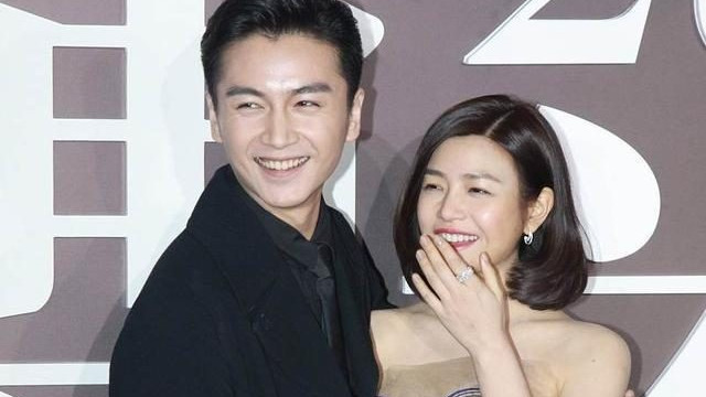 陈妍希罕见与老公陈晓亮相，穿抹胸裙像女王，小4岁的他像小跟班