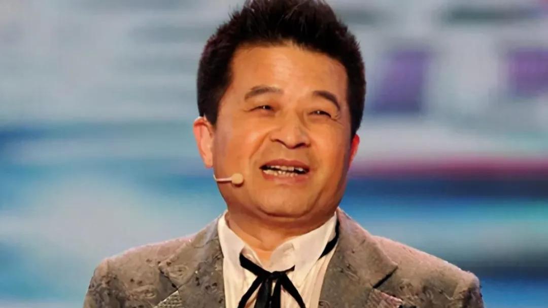 从央视“台柱子”到惨遭封杀，消失9年的毕福剑，如今已经走上了另外一条路