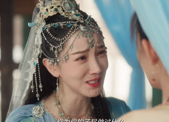 《四方馆》里陈小纭一出场，女主30集白演了，颜值演技全方位秒杀