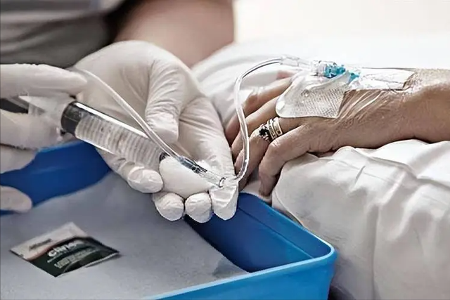 41岁女子确诊肝癌，崩溃嚎啕大哭，医生：3个月前腰部就提醒你了