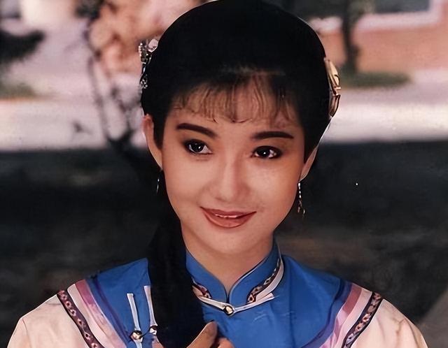 原来她早已离世,29岁与男友坠机而亡,双双殒命于大海之中