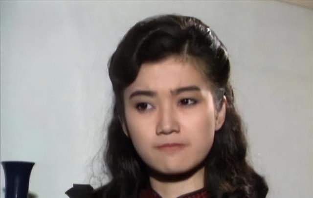 原来她早已离世,29岁与男友坠机而亡,双双殒命于大海之中