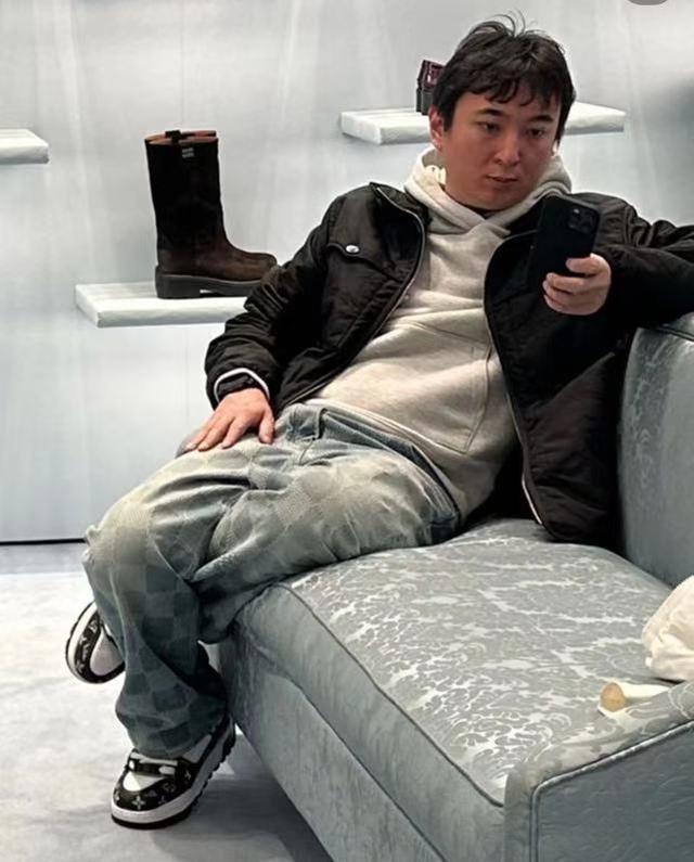 王思聪卖房后首现身伦敦,面色沉重不停看手机,身材臃肿满脸心事