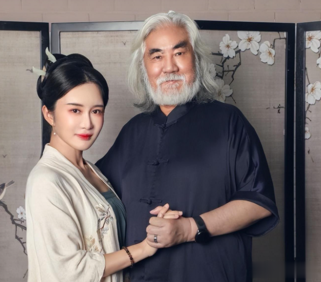 张纪中更新动态,娇妻肚大如箩仍貌美,73岁张纪中怀抱两娃显幸福