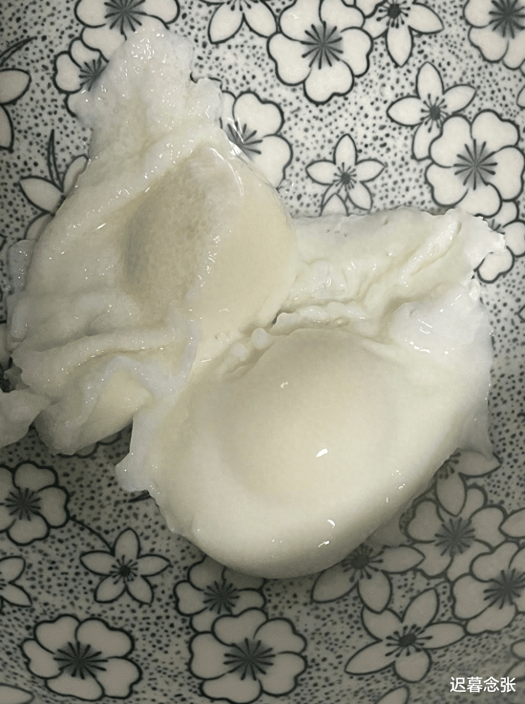 煮荷包蛋，开水下锅就毁了，教你2招，圆润完整，无白沫也不散花