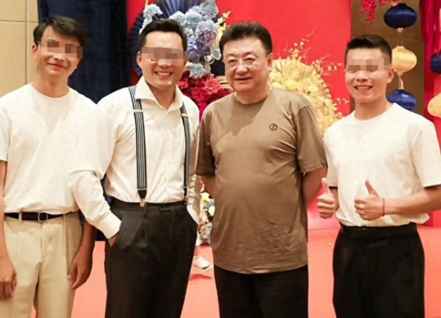 掉价！金龟子为素人主持婚礼，穿卡通衫太丢人，鞋底厚的如踩高跷