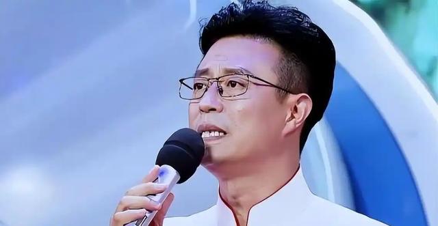 结婚九个月妻子瘫痪后不离不弃，45岁他离开央视，50岁儿女双全