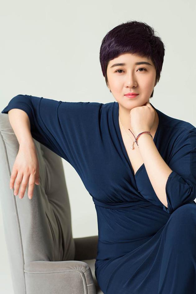 73岁张纪中给娇妻涂妊娠油，双手粗糙老年斑明显，网友恶心坏了