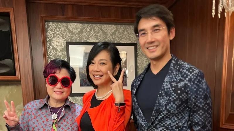 53岁陈松伶近照曝光！减肥过度显出老态，和丈夫年龄差距愈发明显