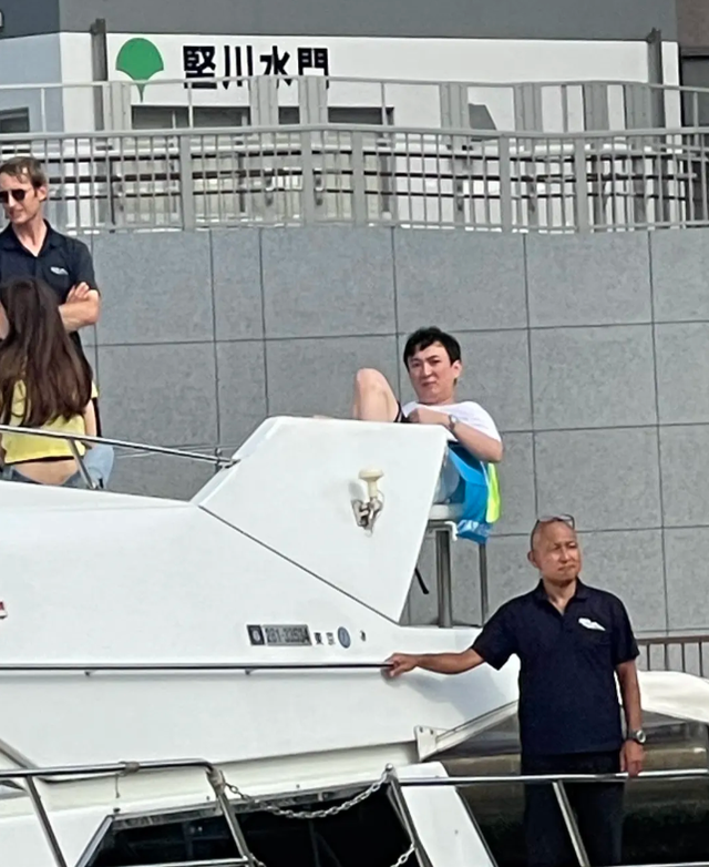 王思聪卖房后首现身伦敦,面色沉重不停看手机,身材臃肿满脸心事