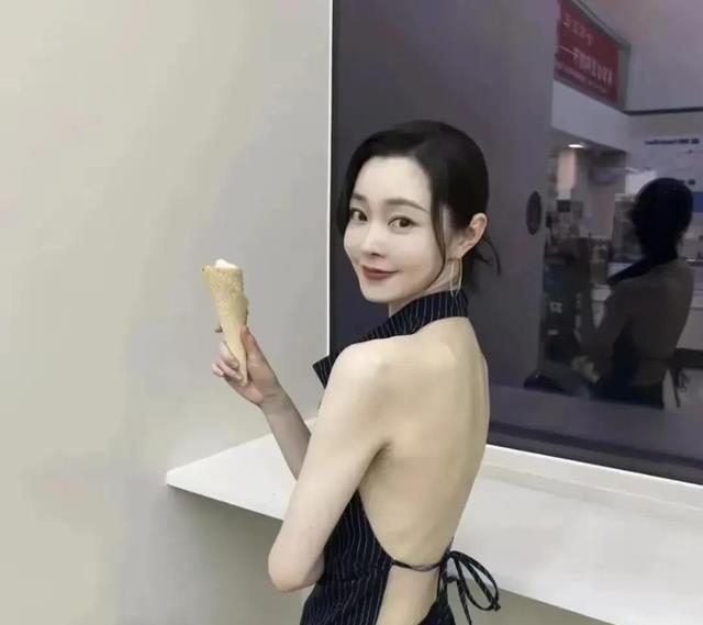 35岁宋轶彻底放飞了，穿睡裙被男友人公主抱，男友人表情略显尴