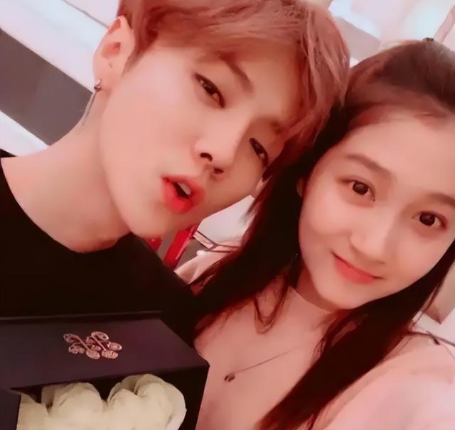 五哈成员齐现身，邓超深夜现身安慰，陈赫高情商回答鹿晗感情问题