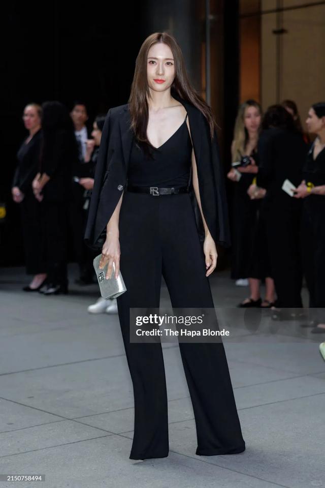 这夜,被45岁高圆圆43岁郭晶晶同框惊艳,对比韩国明星,美的出众