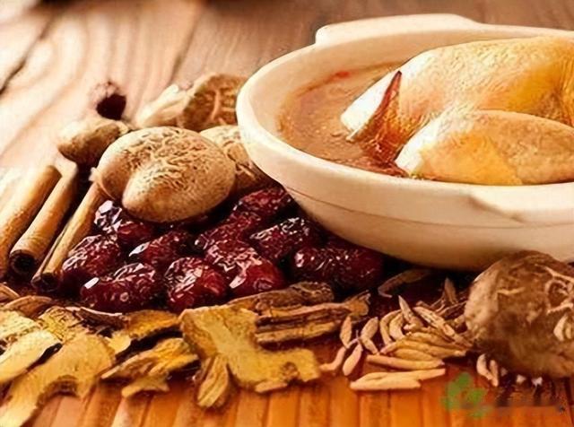 “人未老腿已衰”，建议常吃这5道菜，防止膝盖老化，腿脚更有劲