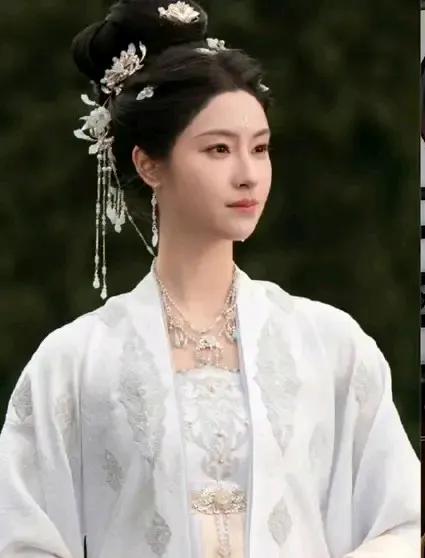 《大奉打更人》女帝怀庆 :巾帼不让须眉