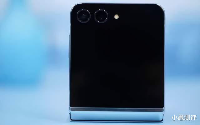 三星彻底发飙,三星Z Flip5从7499元跌至2974元,突然变得更香了