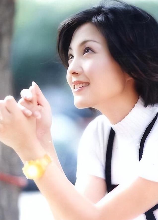 18岁为人母曾四登春晚,然而同床多年的枕边人,竟然是在逃通缉犯