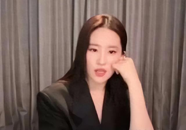 瞒不住了！刘亦菲、李现秘密恋情曝光，难怪刘亦菲至今不婚不孕