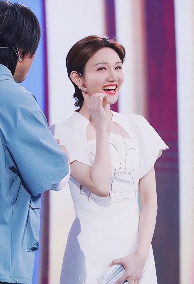 龙洋:号称“央视穷鬼”的她,择偶标准高到离谱,如今怎样了?