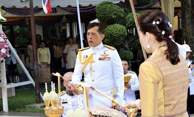 泰王“三位新妃”近照被爆,西内搭首次亮相,五官轮廓水嫩如校花