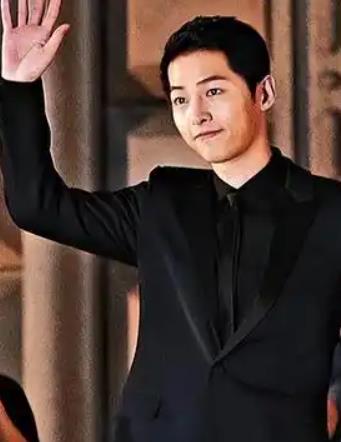 宋仲基秀女儿照片给记者看！语气宠溺：很漂亮吧 混血洋娃娃五官